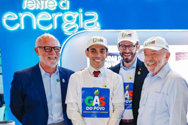 Participamos ontem do evento “Sente a Energia”, realizado pelo Ministério de Minas e Energia, e tivemos a honra de receber a visita do presidente Luiz Inácio Lula da Silva e do ministro Alexandre Silveira, que puderam acompanhar os avanços do Gás do Povo.

O programa tem como principal objetivo combater a pobreza energética, garantindo o acesso gratuito ao botijão de gás de cozinha para mais de 15 milhões de famílias.

Além do alívio financeiro direto no orçamento das famílias, o Gás do Povo busca reduzir o uso de lenha, carvão e querosene no preparo das refeições, contribuindo para a saúde pública e a segurança alimentar.

#gasdopovo #sindigas #glp