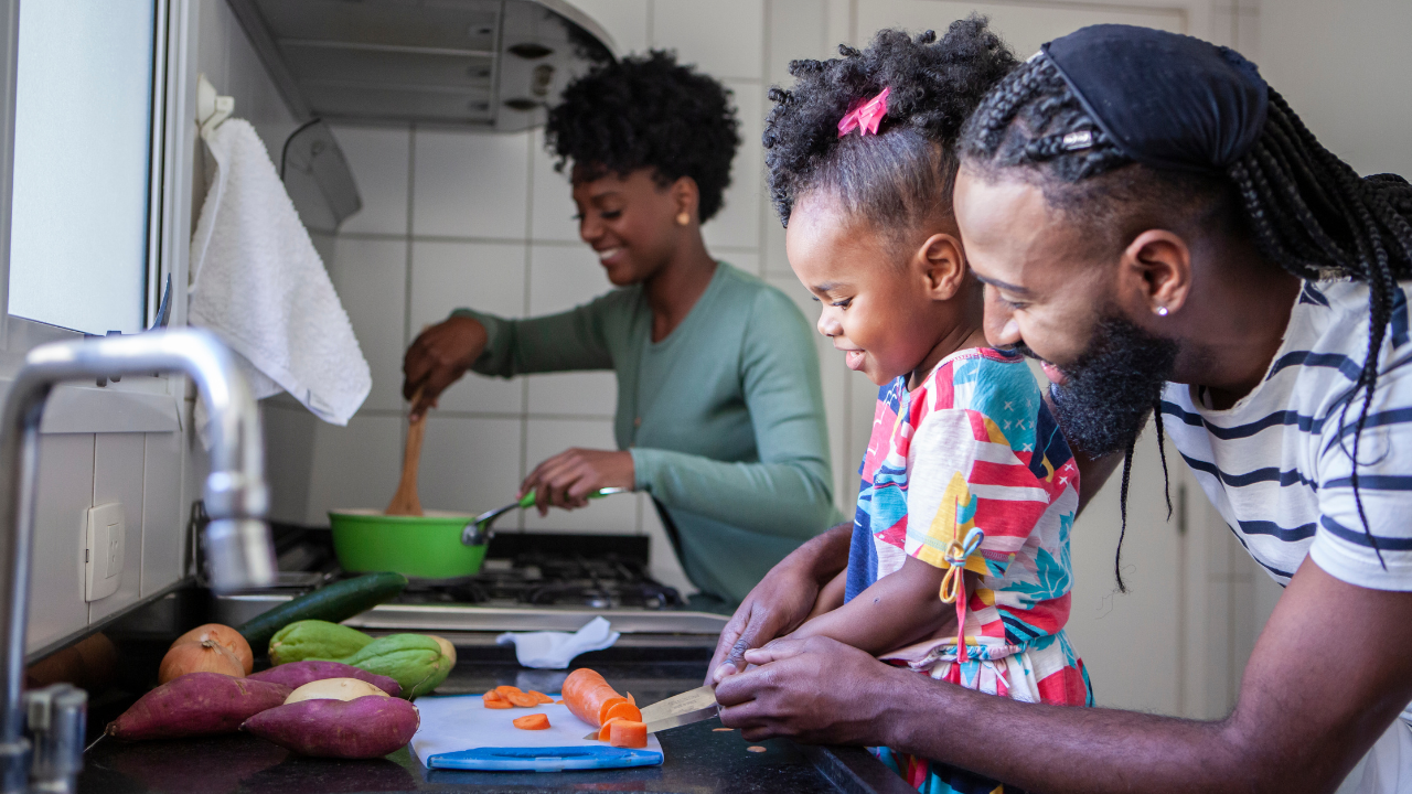 Família cozinhando em segurança com gás de cozinha.